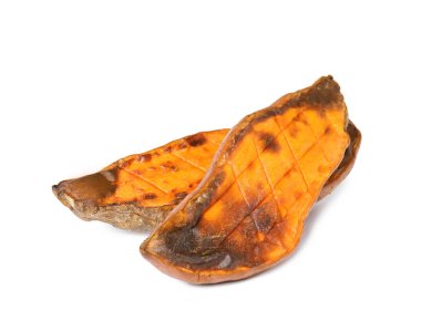 Beyaz arka planda pişmiş tatlı patates parçaları