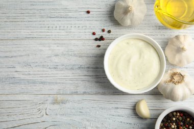 Beyaz ahşap arka plan üzerinde sarımsak sosu ile Düz yatıyordu kompozisyon. Metin için alan
