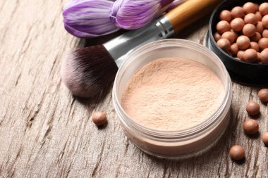 Makyaj ürünleri ve renk arka plan üzerinde bahar çiçekleri, closeup. Metin için alan