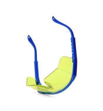 Beyaz arka planda koruyucu gözlükler. İnşaat aleti