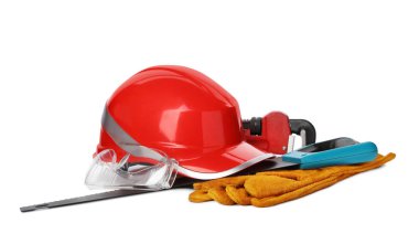 Beyaz üzerine yalıtılmış farklı inşaat araçları ile kompozisyon