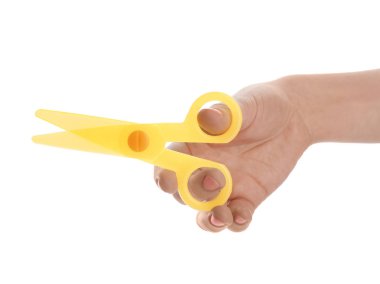 Beyaz arka planda renkli plastik makas tutan kadın, yakın plan.