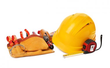 Beyaz üzerine yalıtılmış farklı inşaat araçları ile kompozisyon