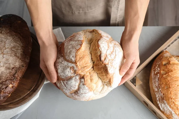 Panadero con pan encima de la mesa, vista superior — Foto de Stock