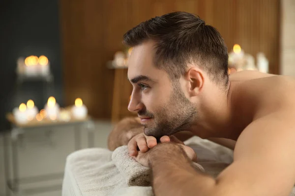 Knappe man ontspannen op massagetafel in Spa Salon — Stockfoto