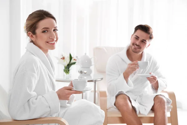 Pareja joven romántica con té en el salón de spa —  Fotos de Stock
