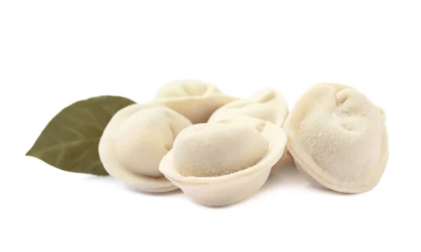 Stapel rauwe dumplings met laurierblad op witte achtergrond — Stockfoto