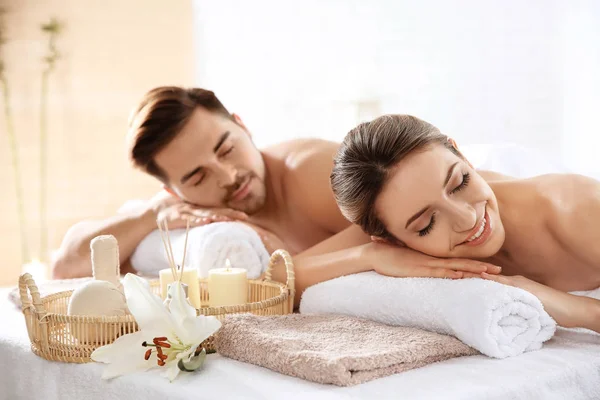 Casal jovem com o essencial de spa no centro de bem-estar — Fotografia de Stock