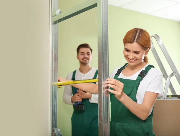 Werknemers installeren gipsplaten binnen. Huisreparatieservice — Stockfoto