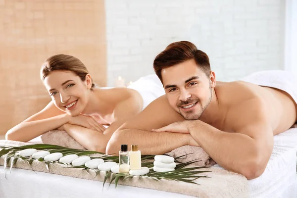 Romantisches junges Paar entspannt im Wellness-Salon — Stockfoto