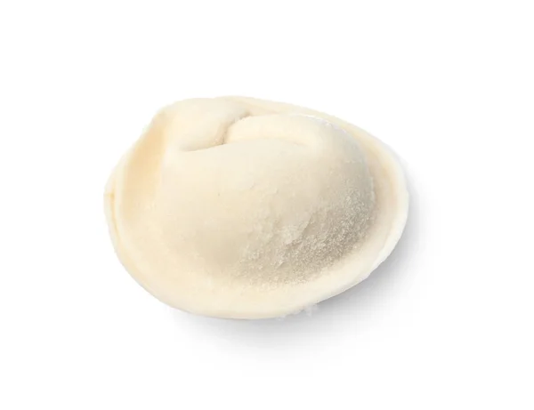 Dumpling crudo congelado sobre fondo blanco. Plato tradicional — Foto de Stock