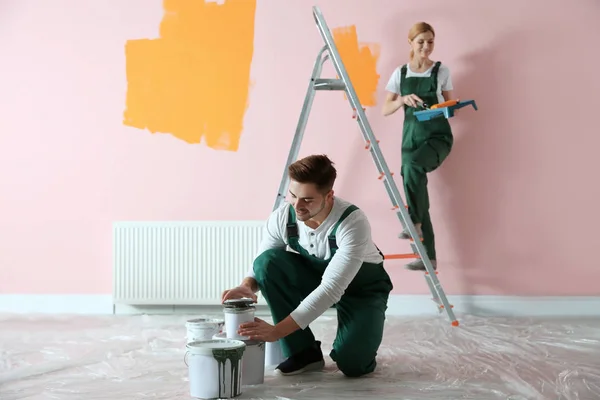 Επαγγελματίες διακοσμητές βάφοντας τοίχους σε εσωτερικούς χώρους. Υπηρεσία επισκευής σπιτιού — Φωτογραφία Αρχείου