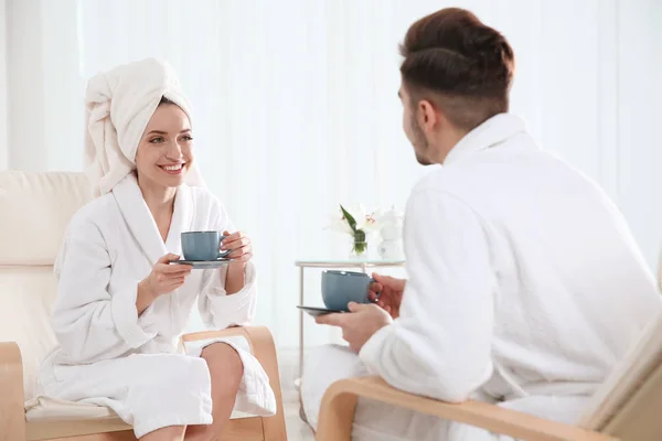 Romântico jovem casal com chá no salão de spa — Fotografia de Stock