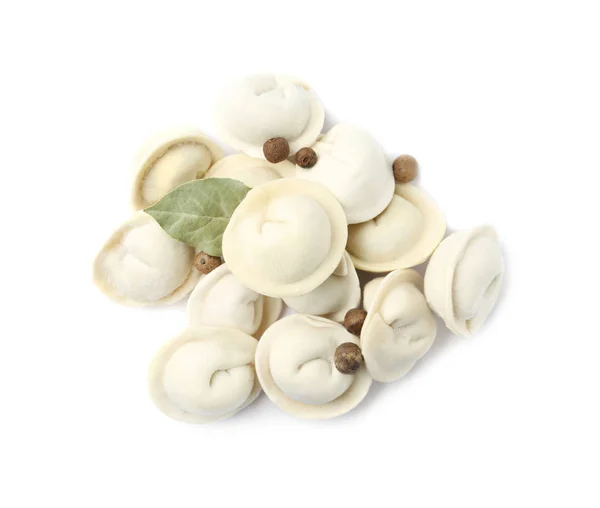 Hög med råa dumplings med lagerblad och peppar på vit bakgrund, uppifrån — Stockfoto