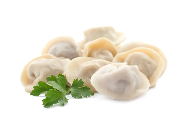 Stapel gekookte dumplings met peterselie blad op witte achtergrond — Stockfoto