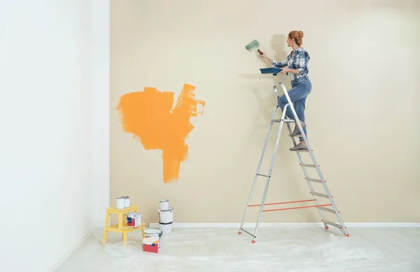 Mujer pintando pared interior, espacio para texto. Reparación casera — Foto de Stock