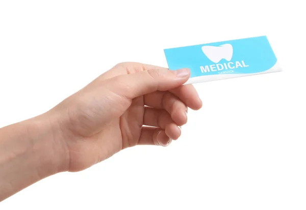 Kvinna håller visitkort isolerad på vit, närbild. Tandläkarvård — Stockfoto