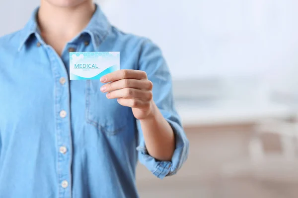 Mujer sosteniendo tarjeta de visita en el interior, primer plano con espacio para el texto. Servicio médico —  Fotos de Stock