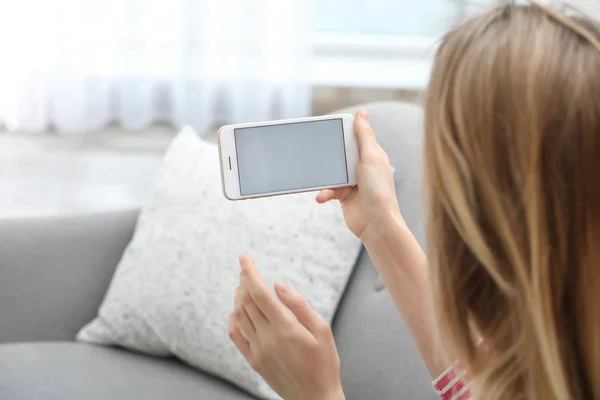 Mladá žena používající video chat na smartphone v obývacím pokoji, detailní záběr. Prostor pro návrh — Stock fotografie
