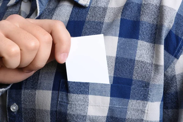 Homem colocando cartão de visita no bolso, close-up — Fotografia de Stock