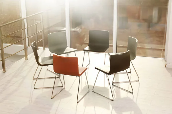Cadeiras preparadas para sessão de terapia de grupo no escritório. Sala de reuniões interior — Fotografia de Stock