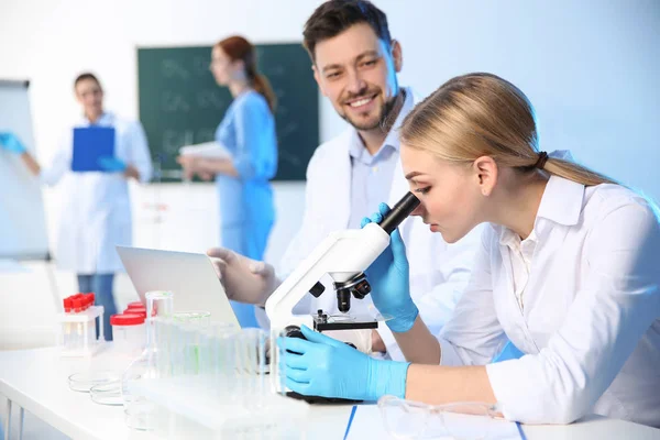 Grupo de científicos que trabajan en el laboratorio de química moderna — Foto de Stock