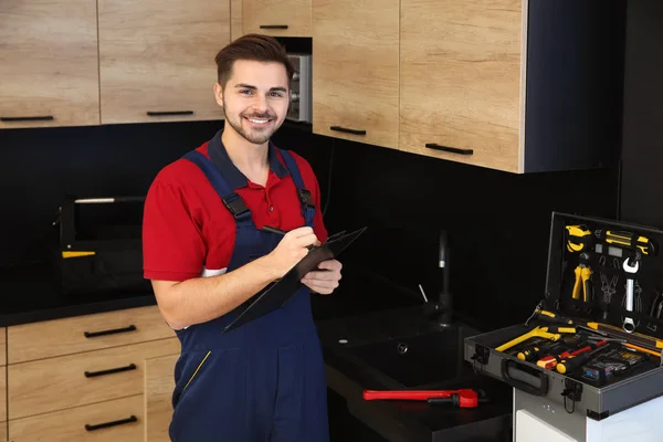Mannelijke loodgieter met Klembord in de keuken. Reparatie service — Stockfoto