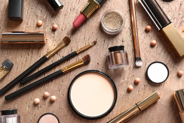 Uppsättning av lyxiga makeup produkter på färg bakgrund, Flat Lay — Stockfoto