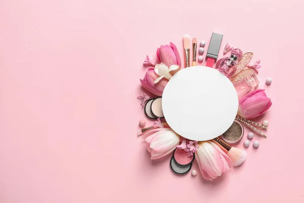 Make-up producten, lente bloemen en blanco kaart op kleur achtergrond, platte lay. Ruimte voor tekst — Stockfoto