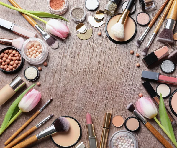 Många olika makeup produkter och blommor våren på färg bakgrund, platt låg. Utrymme för text — Stockfoto