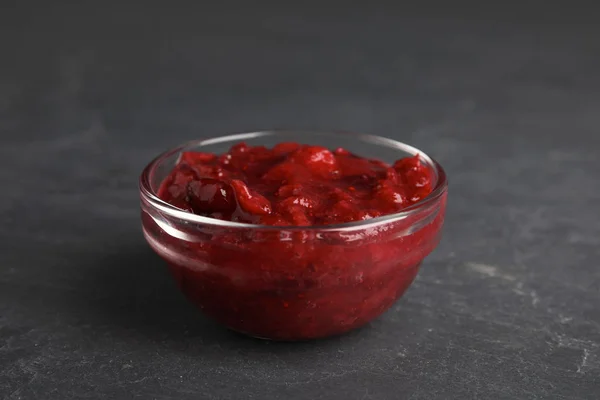 Tigela de molho de cranberry em fundo cinza, close-up — Fotografia de Stock
