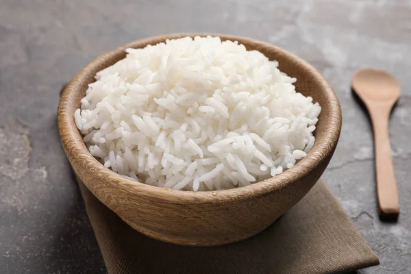 Tigela de saboroso arroz cozido servido na mesa — Fotografia de Stock