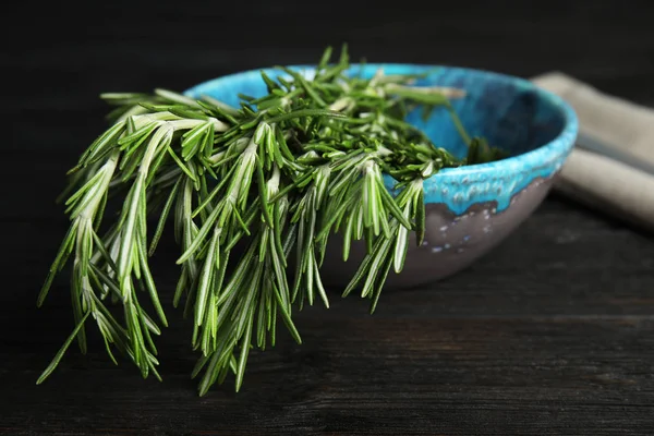 Ahşap masa üzerinde taze biberiye dalları ile Bowl — Stok fotoğraf