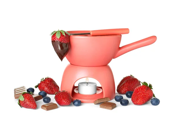 Fondue-Topf mit Schokolade und Beeren isoliert auf weiß — Stockfoto