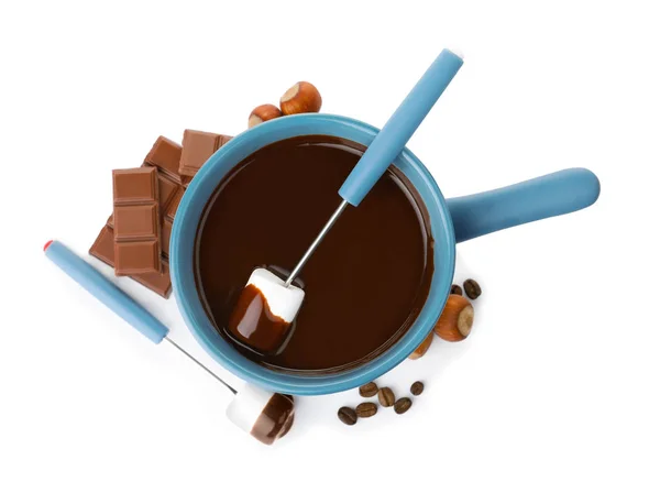 Samenstelling met fondue pot, pure chocolade en marshmallow op witte achtergrond, bovenaanzicht — Stockfoto