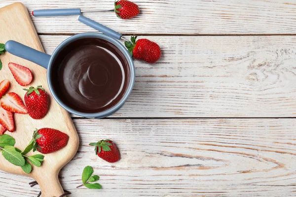 Schokoladenfondue mit Erdbeeren und Eibisch auf Holztisch — Stockfoto