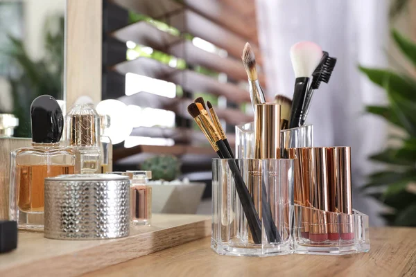Make-up-Produkte und Accessoires auf dem Schminktisch vor verschwommenem Hintergrund — Stockfoto