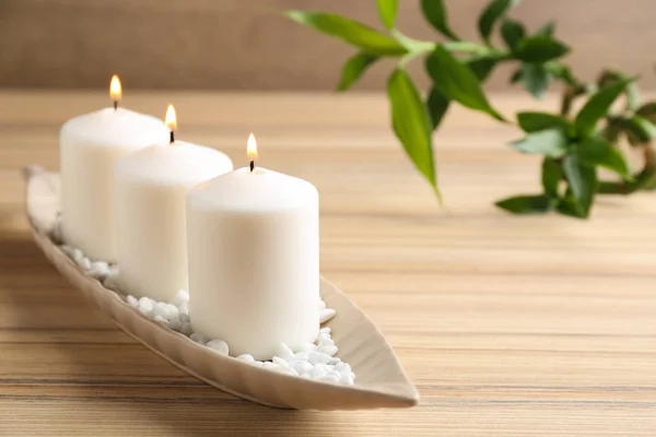 Composición con tres velas y rama de bambú sobre mesa de madera. Espacio para texto —  Fotos de Stock