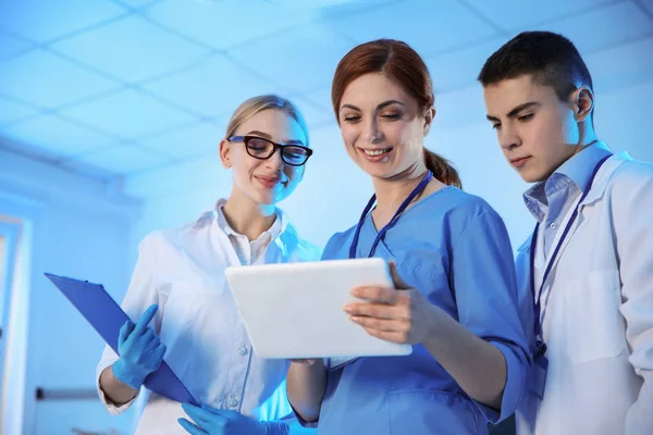 Group of scientists working in modern chemistry laboratory — Stock Photo, Image