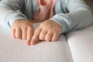 Braille yazılmış kör çocuk okuma kitabı, closeup