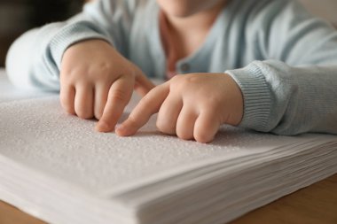 Braille yazılmış kör çocuk okuma kitabı, closeup