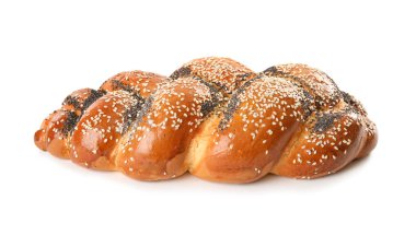 Beyaz arka planda tatlı plaited challah. Taze ekmek