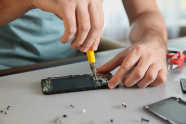 Teknisyen masada cep telefonu tamir, çekim