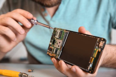 Teknisyen masada cep telefonu tamir, çekim