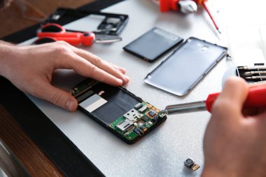 Teknisyen masada cep telefonu tamir, çekim