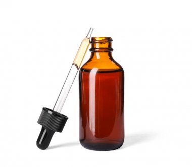 Kozmetik şişesi ve beyaz arka planda gerekli yağlı pipet.