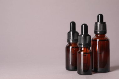 Renk arka planda uçucu yağlar Kozmetik şişeler. Metin için alan