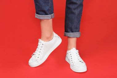 Renkli spor ayakkabılı kadın.