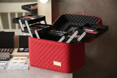 Tuvalet masasında makyaj ürünleri ile Case