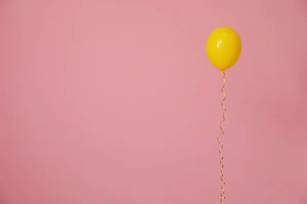 Яркий шарик на цветном фоне, место для текста. Время празднования — стоковое фото